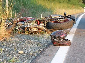 Der 21-j&auml;hrige Fahrer dieses Motorrads war um etwa 20 Uhr auf der St&nbsp;2204 kurz vor der Einfahrt Schlo&szlig; Wiesen, als er bei einem &Uuml;berholman&ouml;ver verungl&uuml;ckte - mit t&ouml;dlichem Ausgang.  Foto: Michael Stelzner