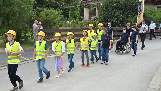 Die Kinderfeuerwehr "L&ouml;scherla" war dank ihrer leuchtenden Westen nicht zu &uuml;bersehen. Foto: Thoams Micheel