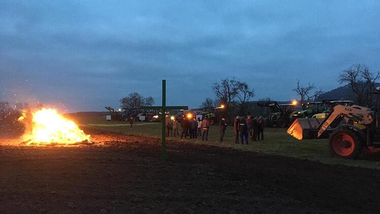 Auch auf einem Acker bei Augsfeld entz&uuml;ndeten Landwirte ein Mahnfeuer.  Foto: Philipp Moser
