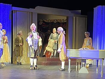 Anstelle des erwarteten Lobs für die Premiere des "Figaro" am Wiener Hof kanzelt der Kaiser (vorne Mitte: Martin König) den völlig geknickten Mozart (Vordergrund links vom Flügel: Marcus Abdel-Messih) mit dem berühmten Urteil "Zu viele Noten!" ab zur Genugtuung des intriganten Salieri (Vordergrund links: Wolfgang Seidenberg) in der großartigen und vom Publikum gefeierten Aufführung der Truppe des Euro-Studio Landgraf beim Theaterring im Kurtheater.