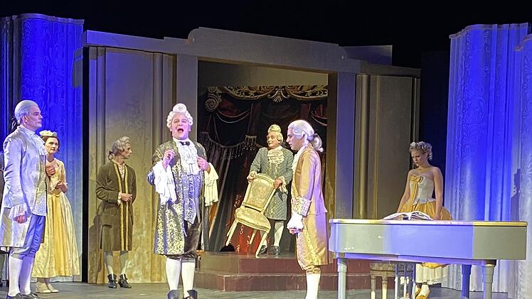 Anstelle des erwarteten Lobs für die Premiere des "Figaro" am Wiener Hof kanzelt der Kaiser (vorne Mitte: Martin König) den völlig geknickten Mozart (Vordergrund links vom Flügel: Marcus Abdel-Messih) mit dem berühmten Urteil "Zu viele Noten!" ab zur Genugtuung des intriganten Salieri (Vordergrund links: Wolfgang Seidenberg) in der großartigen und vom Publikum gefeierten Aufführung der Truppe des Euro-Studio Landgraf beim Theaterring im Kurtheater.