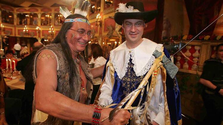 Franz Magreth als Indianer und Markus Söder als Musketier. Foto: bayernpress.de