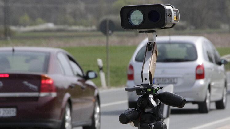 Die Laserpistole misst auf eine Entfernung bis 1000 Metern.