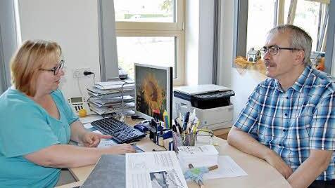 Leiterin Jeanette Hahn und Diakon Christoph Glaser freuen sich über das Ergebnis der Generalsanierung.