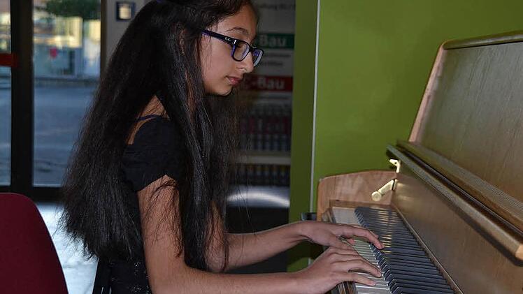Die elfj&auml;hrige Ofeliya Guliyeva ist eine kleine Virtuosin am Klavier. Foto: Uschi Prawitz