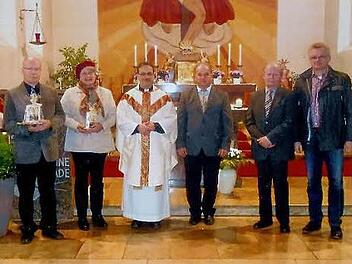 Pfarrer Richard F. Reis (3. v. li) dankte (v.li) Wolfgang Dietz und Katharina Deuerling mit einem Geschenk. Er wünschte (v.re) Johann Klug und Josef Schuberth alles Gute für ihre neue Tätigkeit. Dritter von rechts Kirchenpfleger Otto Förtsch. Foto: privat