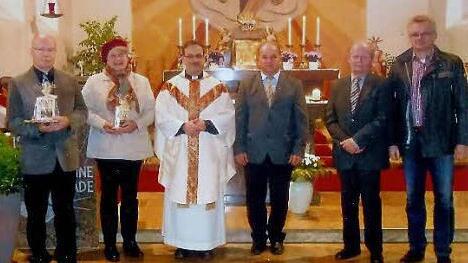 Pfarrer Richard F. Reis (3. v. li) dankte (v.li) Wolfgang Dietz und Katharina Deuerling mit einem Geschenk. Er wünschte (v.re) Johann Klug und Josef Schuberth alles Gute für ihre neue Tätigkeit. Dritter von rechts Kirchenpfleger Otto Förtsch. Foto: privat