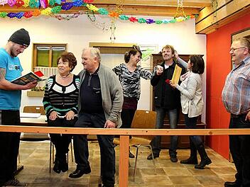 Von links: Stefan Dangel (Justus), Annemarie Fuchs (Gerda), Georg Mönius (Rudolf), Ilona Mönius (Hedwig), Christian Ackermann (Graf Ferdi), Linda Nastvogel (Irmgard) und Sebastian Mönius (Heinz). Hedwig und Irmgard umgarnen den Grafen. Foto: Johanna Blum