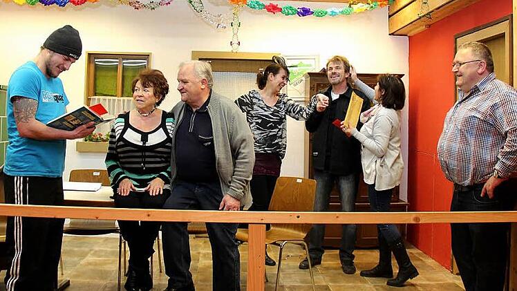 Von links: Stefan Dangel (Justus), Annemarie Fuchs (Gerda), Georg Mönius (Rudolf), Ilona Mönius (Hedwig), Christian Ackermann (Graf Ferdi), Linda Nastvogel (Irmgard) und Sebastian Mönius (Heinz). Hedwig und Irmgard umgarnen den Grafen. Foto: Johanna Blum