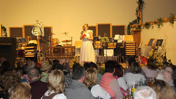 Mit einem gewieten Raster suchte (und fand) Theresa Reinwand ihren Bierprinz. Bei der Suche leerte sie ein Maß Bockbier in einem Zug.Foto: Ralf Kestel