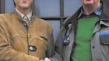 Bereichsleiter Peter Pr&ouml;bstle (links) verabschiedet Forstdirektor Dumpert (rechts) nach Bayreuth.  Foto: privat
