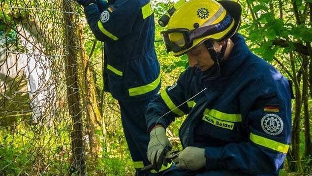 Nach dem Brand des "Geisterhauses" auf der Hohen Wann waren die THW-Helfer gefordert, einen Zaun zu errichten, damit sich Neugierige nicht in Gefahr bringen.
