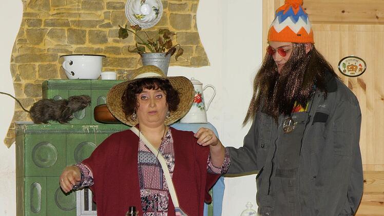 Der kiffende Praktikant Thomas Klemm (rechts) mit Feriengast Marion Höllisch.