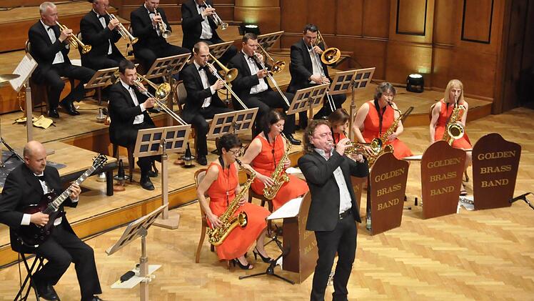 Felice Civitareale (stehend) zählt mit zu den besten Trompetern Europas. Er unterstützt die Golden Brass Band bei ihrem Auftritt im Regentenbau.  Fotos: Peter Klopf