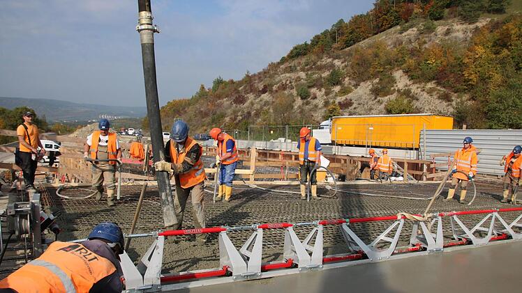 Jede Woche werden 25 Meter Autobahn-Brücke betoniert und übers Tal neben dem Klöffelsberg geschoben. Foto: Ralf Ruppert