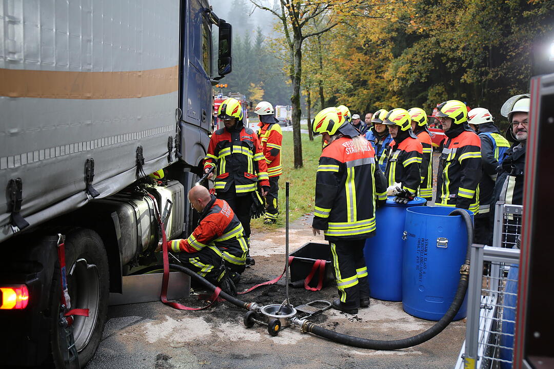Schwarzenbach: Lkw reißt sich Dieseltank auf