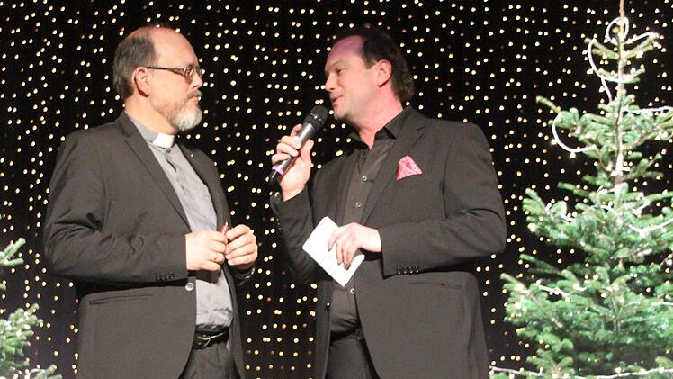 Für Dekan Thomas Kretschmar (links) gehören Kerzen zu Weihnachten dazu.  Rechts  Moderator Jeoffrey Streit Foto: Sonny Adam