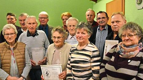 Die geehrten Mitglieder des Obst- und Gartenbauvereins Boxbrunn und Umgebung  Foto: Elias Pfann