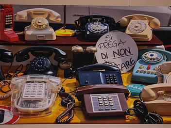 Analoges digital fotografiert, Vergehendes, Unwiederbringliches für die Ewigkeit festgehalten. Das sind die Arbeiten von Perry Alka, die derzeit im Weinhaus Schaffner in Haßfurt zu sehen sind. Im Bild das Foto "Analog (Telefon)".  Ulrike Langer