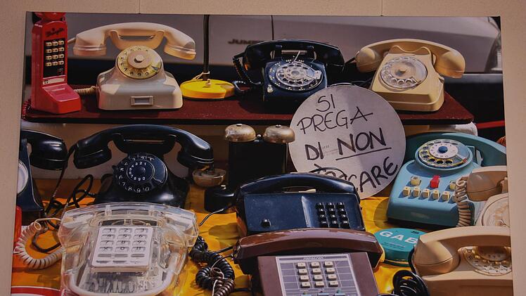 Analoges digital fotografiert, Vergehendes, Unwiederbringliches für die Ewigkeit festgehalten. Das sind die Arbeiten von Perry Alka, die derzeit im Weinhaus Schaffner in Haßfurt zu sehen sind. Im Bild das Foto "Analog (Telefon)".  Ulrike Langer