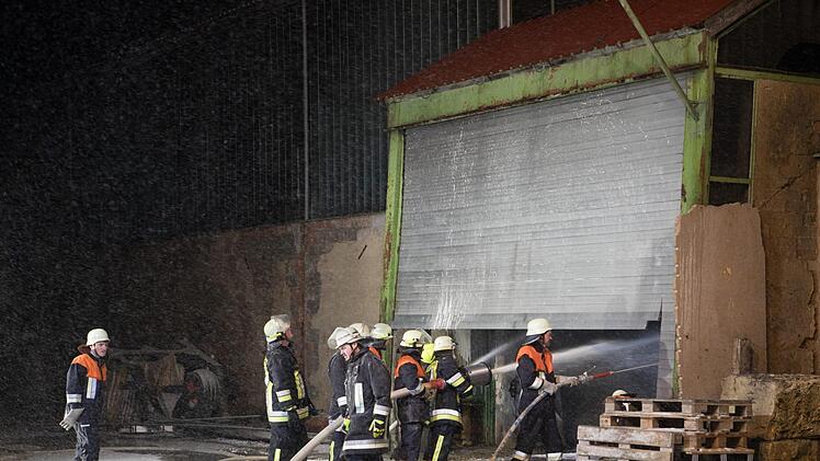 ine Lagerhalle im mittelfränkischen Langenaltheim stand seit Samstagnacht gleich zwei Mal in Flammen und ist komplett ausgebrannt. Foto: NEWS5 / Goppelt