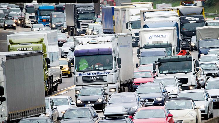 Der Ausbau der A3 wird sich bei Würzburg zwischen Heidingsfeld und Randersacker erheblich verzögern: Zwei Jahre länger als geplant soll die Fertigstellung der Fahrbahn in Richtung Nürnberg dauern - bis Ende 2021. Symbolfoto: Rolf Vennenbernd/dpa