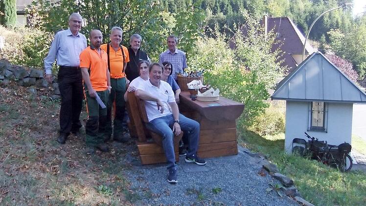Mit einer Brotzeit feierte der Frankenwaldverein mit den Vertretern des Forstbetriebs die Fertigstellung der neuen Sitzgruppe an der Dreifaltigkeitskapelle. Foto: privat