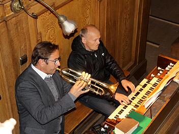 Solist Bernhard Reußner und Kantor Dieter Blum bei den Kirchenmusiktagen in Hammelburg.  Foto: Werner Vogel