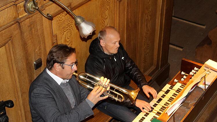 Solist Bernhard Reußner und Kantor Dieter Blum bei den Kirchenmusiktagen in Hammelburg.  Foto: Werner Vogel