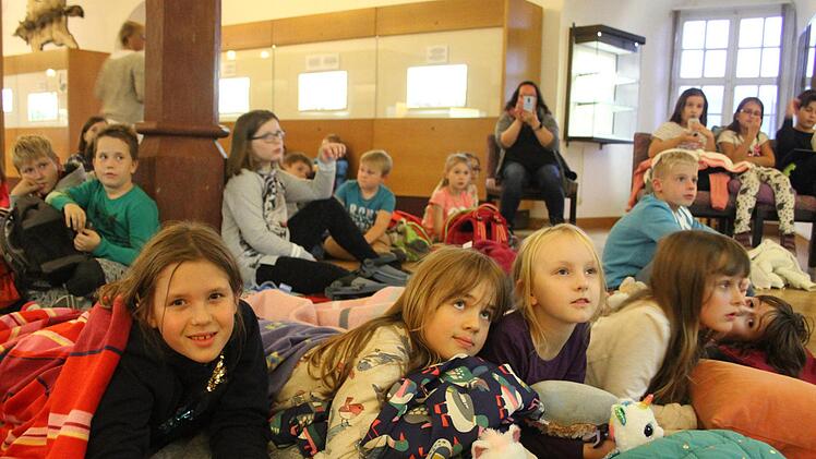 Kissen, gem&uuml;tliche Decken, Kuscheltiere und nat&uuml;rlich auch Chips und Getr&auml;nke - so genossen die kleinen Zuh&ouml;rer die Lesenacht auf der Burg.