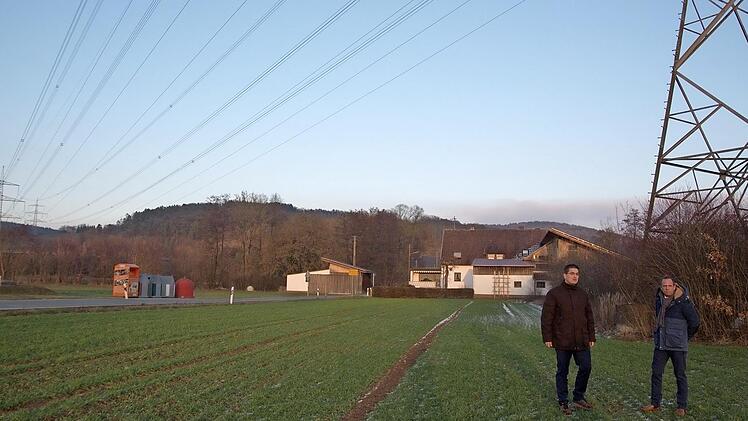 Autobahn A 73, ICE-Neubaustrecke und Stromtrasse zerschneiden bereits das Coburger Land, wie (Foto oben) zwischen Dörfles-Ebach und Rödental auch parallel zueinander. Erfolge hier der geplante Netzausbau führe das zur "Überbündelung", erläuterte FW-Landratskandidat Christian Gunsenheimer (r.) Umweltminister Glauber. Sowohl Beikheim als auch Mannsgereuth im Landkreis Kronach tangiert die P 185 teilweise unmittelbar, wie Gunsenheimer (unten l.) dem Minister vor Ort demonstrierte. Fotos: Bettina...
