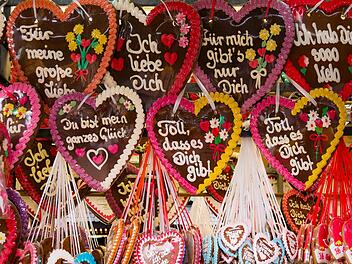 Auch für süße Leckereien ist auf der Kirchweih bestens besorgt.   Symbolfoto: Gerhard Gellinger  / Pixabay