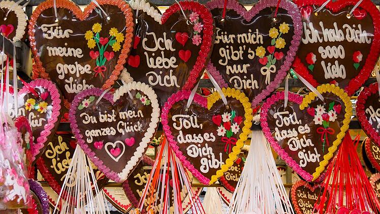 Auch für süße Leckereien ist auf der Kirchweih bestens besorgt.   Symbolfoto: Gerhard Gellinger  / Pixabay