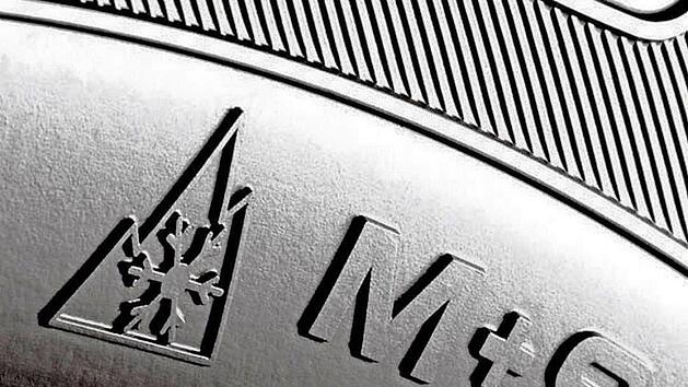 Bis Ende September 2024 gilt noch eine Übergangsfrist für Winterreifen mit der alten M+S-Kennzeichnung ("Matsch und Schnee"). Danach ist das sogenannte "Alpine"-Symbol (links) Pflicht, für das höhere Anforderungen an neu produzierte Winterreifen gestellt werden. Foto: ADAC
