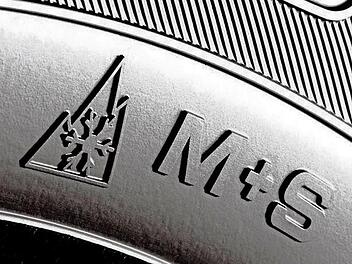 Bis Ende September 2024 gilt noch eine Übergangsfrist für Winterreifen mit der alten M+S-Kennzeichnung ("Matsch und Schnee"). Danach ist das sogenannte "Alpine"-Symbol (links) Pflicht, für das höhere Anforderungen an neu produzierte Winterreifen gestellt werden. Foto: ADAC