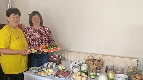 Kreisbäuerin Edeltraut Häußler (rechts) und ihre Stellvertreterin Helene Greubel (links) freuen sich, das Frühstück auf dem Bauernhof in diesem Jahr auf mehreren Höfen im Landkreis in Präsenz ihrer Gäste durchführen zu können.