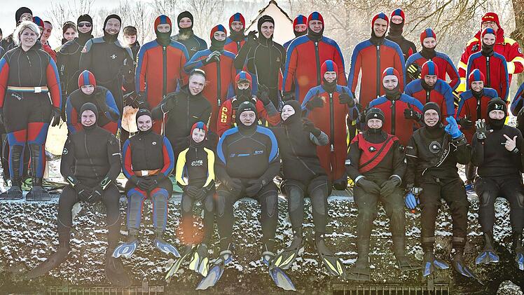 Die Teilnehmerinnen und Teilnehmer des 9. Neujahrsschwimmen in Hirschaid.
