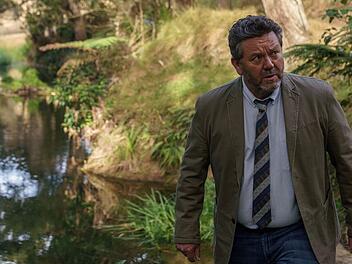 Detective Mike Shepherd (Neill Rea) bekommt es bei seinen Ermittlungen wieder mit zuweilen schr&auml;gen Charakteren und jeder Menge Ger&uuml;chten zu tun.