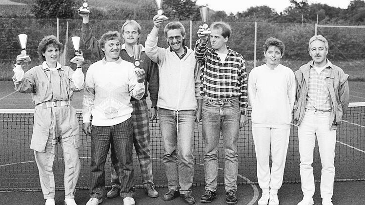 Die Tennisabteilung des SV R&ouml;mershag ehrt ihre Meister (von links): Petra Wiesner, Lothar Gerhard, Peter Zeller, Wolfgang Gettmann, J&uuml;rgen Prockl, Vorsitzende Gerlinde Martin und Abteilungsleiter Werner Walter.