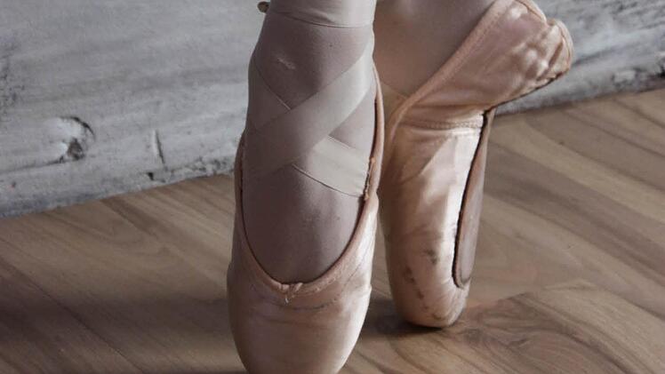 In den Spitzenschuhen braucht Lisa einen starken Fußrücken.