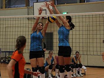 Die Damen des SV-DJK Eggolsheim (blaue Trikots, hier ein Bild aus der Vorsaison) bestreiten am 26. Oktober ihren ersten Heimspieltag - und hoffen auf lautstarke Unterstützung.  Foto: erl