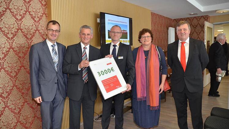 Geldsegen gab es von der Sparkasse Kulmbach- Kronach mit einem Scheck über 3000 Euro. Von links Harry Weiß, Landrat Oswald Marr Thomas Scholz, Christa Steiger und Franz Peter Hofmann.