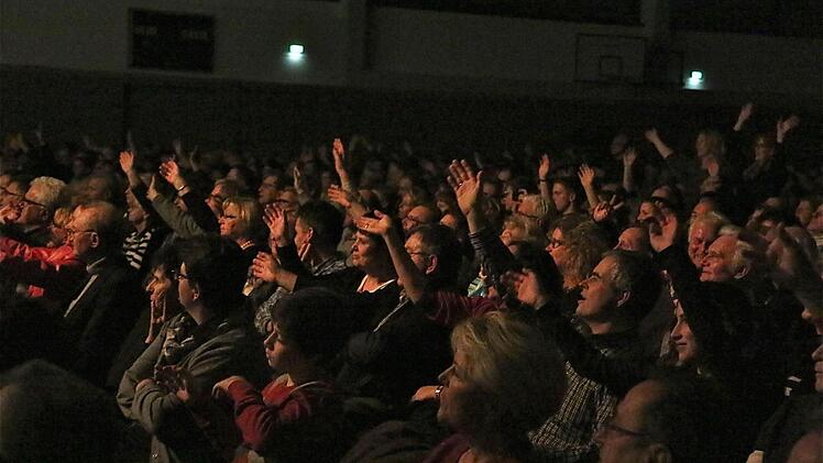Das Publikum feierte die Big Band der Bundeswehr. Foto: Gerd Schaar