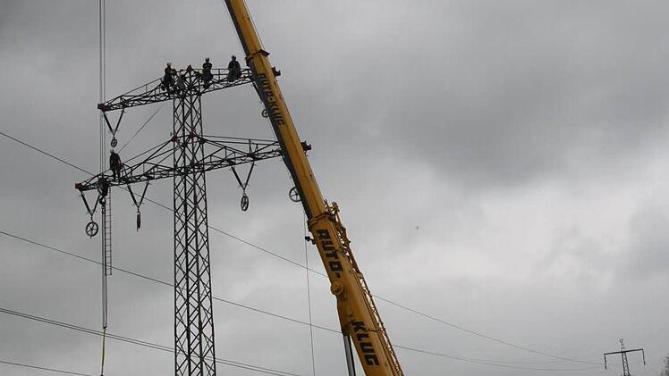 Ein großer Kran ist bei den Arbeiten im Einsatz.