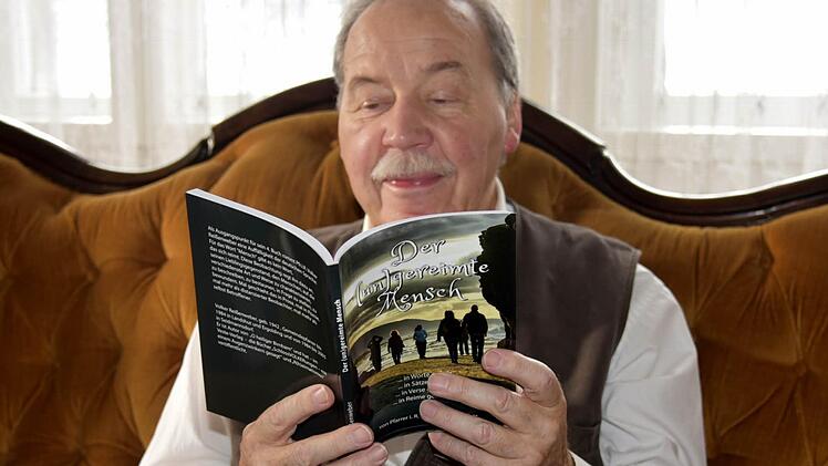 Der dichtende Pfarrer Volker Reißenweber hat pünktlich zur Adventszeit sein viertes Buch unter dem Titel "Der (un)gereimte Mensch" veröffentlicht. Foto: Gabi Arnold