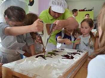 Holger Müller verriet den Kindern alles außer das genaue Rezept der Fruchtgummi-Masse. Foto: Larissa Händel