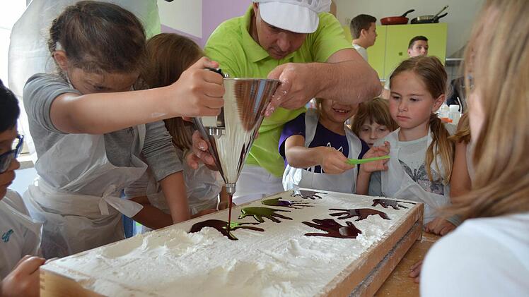 Holger Müller verriet den Kindern alles außer das genaue Rezept der Fruchtgummi-Masse. Foto: Larissa Händel