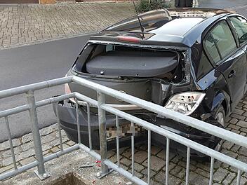 Der Opel wurde von der Mauer der Gaststättenterrasse in Wonsees ausgebremst. Foto: Alexander Hartmann