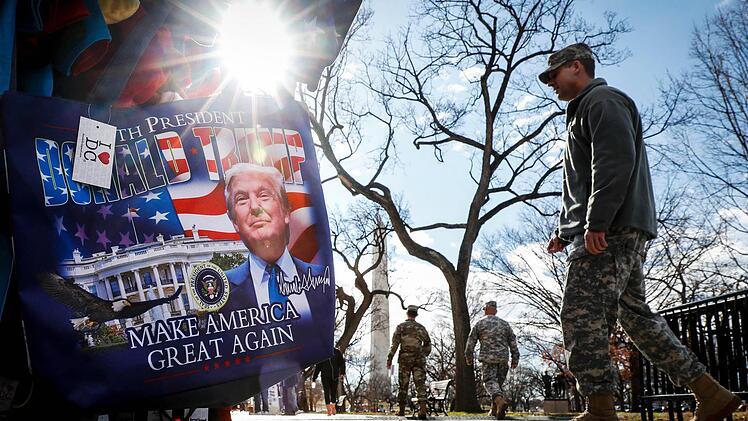 In Washington herrscht heute Ausnahmezustand: Die ganze Stadt bereitet sich auf die Vereidigung von Donald Trump vor. Hier ein Blick auf die Nationalpromenade.  Foto: John Minchillo/AP/dpa