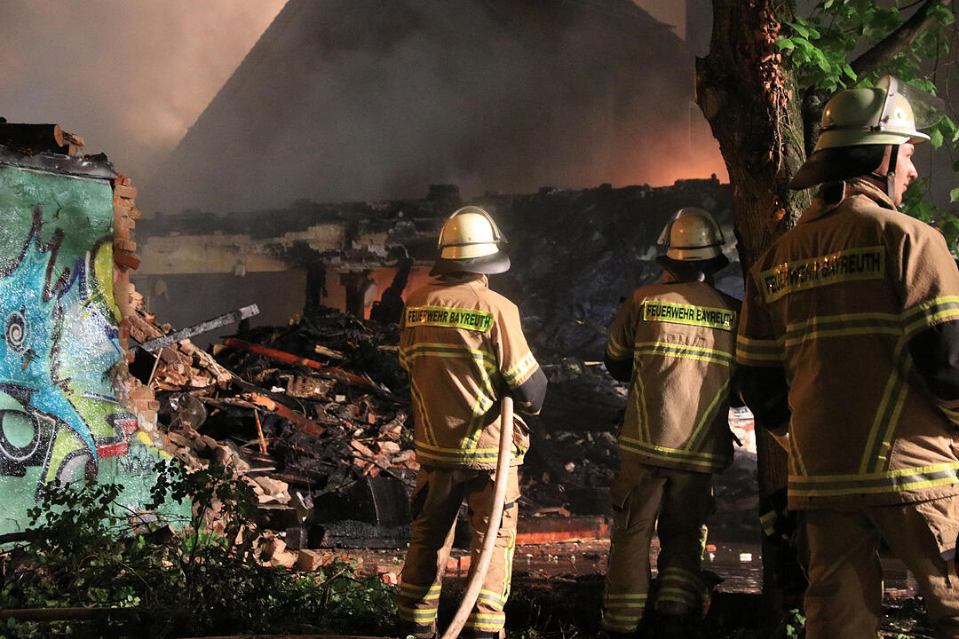 Ein Feuer hat die Diskothek "Rosenau" in Bayreuth völlig zerstört. Acht Menschen wurden verletzt. Der Brand ist unter Kontrolle.